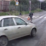 Empotra el coche al evitar atropellar a una mujer que cruzó por el medio de la carretera