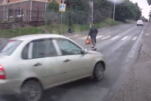 Empotra el coche al evitar atropellar a una mujer que cruzó por el medio de la carretera