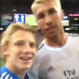 Un aficionado salta al campo y se graba posando con Kaká y Sergio Ramos