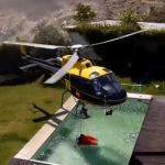 Helicóptero antiincendio coge el agua de una piscina
