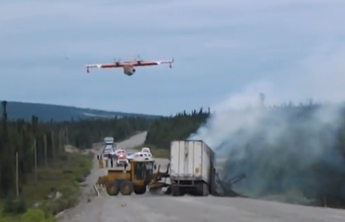 Un hidroavión apaga un incendio en la carretera