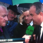 Un hombre se seca la cara con un billete de 50 euros en las carreras de caballos de Galway