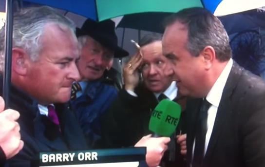 Un hombre se seca la cara con un billete de 50 euros en las carreras de caballos de Galway