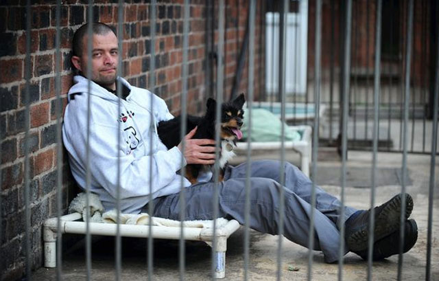 Un hombre pasará 35 días en una perrera para crear conciencia sobre el abandono de perros