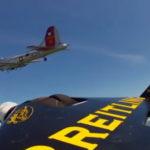 Yves Rossy, 'Jetman', volando junto a un bombardero B17