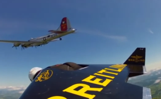 Yves Rossy, 'Jetman', volando junto a un bombardero B17