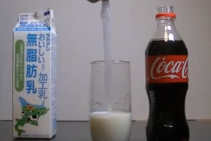 Esto es lo que ocurre al mezclar leche con Coca-Cola