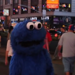 Parece que al Monstruo de las galletas hay algo que le gusta más que las galletas...