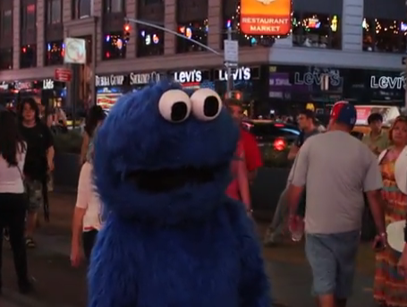 Parece que al Monstruo de las galletas hay algo que le gusta más que las galletas...