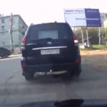 Mujeres transportando una lavadora en el coche...