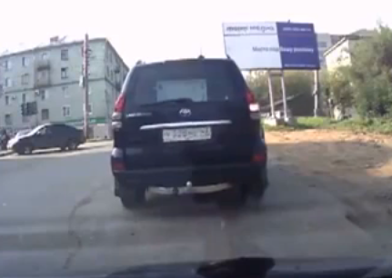 Mujeres transportando una lavadora en el coche...