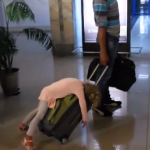 Niña rusa sufre los efectos del 'jet lag' en un aeropuerto