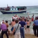 Una playa italiana forma una cadena humana para rescatar a una patera