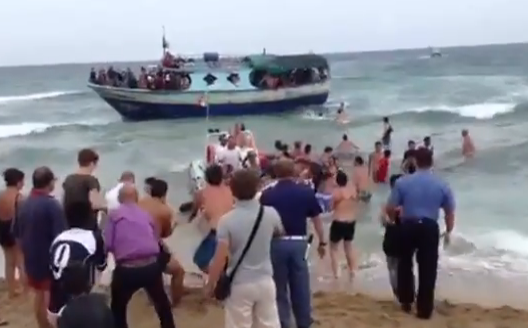 Una playa italiana forma una cadena humana para rescatar a una patera