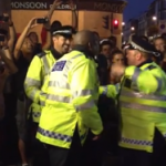 Policías improvisan un baile durante el carnaval de Notting Hill en Londres