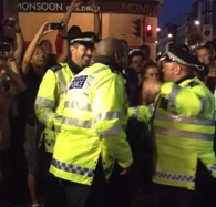 Policías improvisan un baile durante el carnaval de Notting Hill en Londres