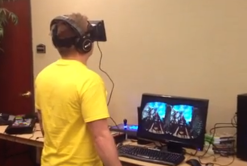 Reacción de un chico al probar Oculus Rift, un dispositivo de realidad virtual