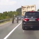 Un neumático de camión golpea un coche a toda velocidad