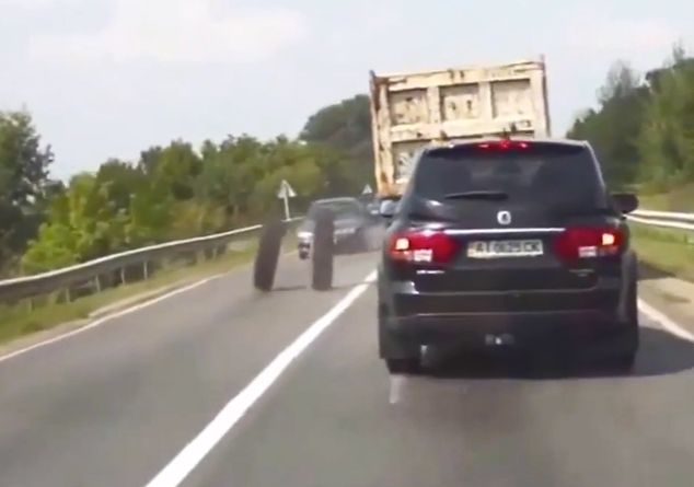 Un neumático de camión golpea un coche a toda velocidad