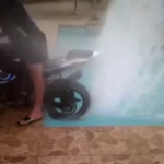 Rusos + Suzuki GSX-R 1000 + piscina = fuente