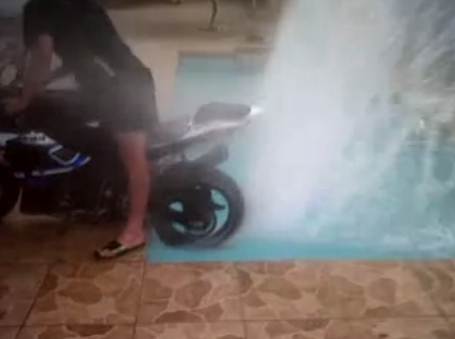 Rusos + Suzuki GSX-R 1000 + piscina = fuente