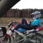 Whatsappeando mientras que va tumbado en la moto