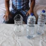 Cómo vaciar una botella de agua en 2 segundos