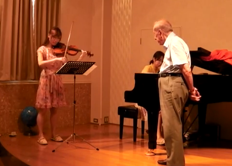 Hombre de más de 90 años cantando el 'Nessun Dorma', a lo Pavarotti