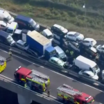 Escalofriantes imágenes desde el aire después de un accidente múltiple en un puente (vídeo)