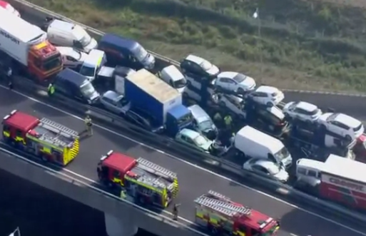 Escalofriantes imágenes desde el aire después de un accidente múltiple en un puente (vídeo)