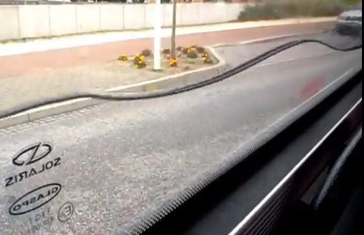 Vídeo inquietante: Agua atrapada en la ventana de un autobús