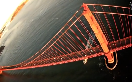 Avión RC con GoPro sobrevolando el Golden Gate