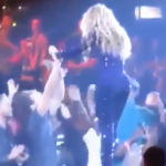 Beyoncé toca a un fan y este se vuelve loco