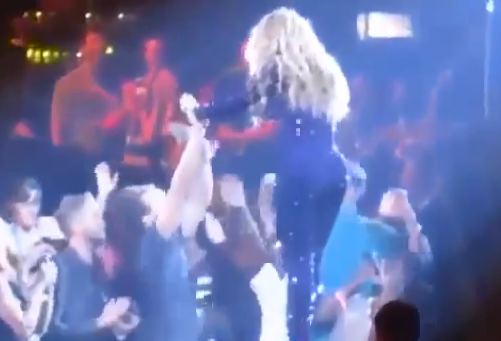 Beyoncé toca a un fan y este se vuelve loco
