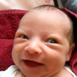 La expresividad facial de un bebé haciendo caca no puede ser más cambiante
