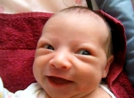 La expresividad facial de un bebé haciendo caca no puede ser más cambiante