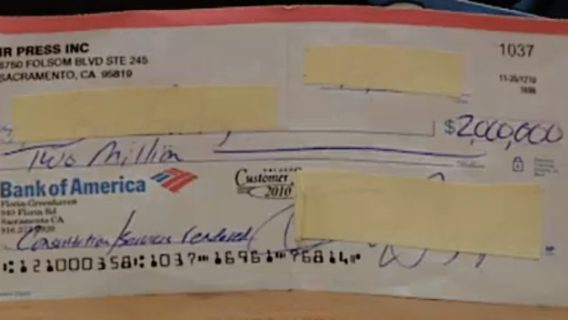 Un trabajador de Metro de Madrid encuentra en un vagón un cheque de 2 millones de dólares