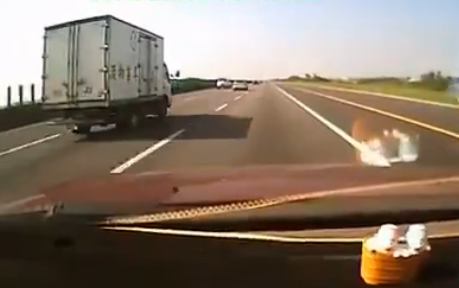 Coche vs camión en una carretera de Taiwán