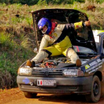 Copiloto de rally se sienta sobre el motor y acelera con la mano a 100 km/h (vídeo)