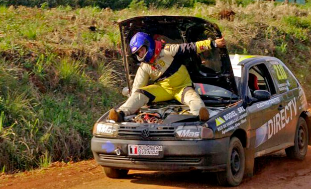 Copiloto de rally se sienta sobre el motor y acelera con la mano a 100 km/h (vídeo)