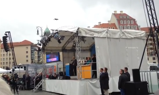 Un drone aterriza en escenario donde se encontraba Angela Merkel