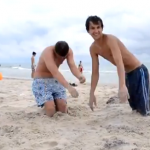 Entierra a dos colegas hasta las rodillas en la playa y dales de beber