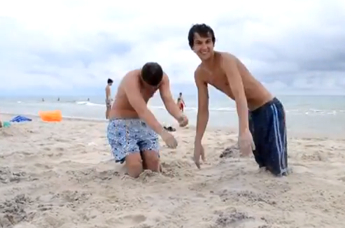 Entierra a dos colegas hasta las rodillas en la playa y dales de beber