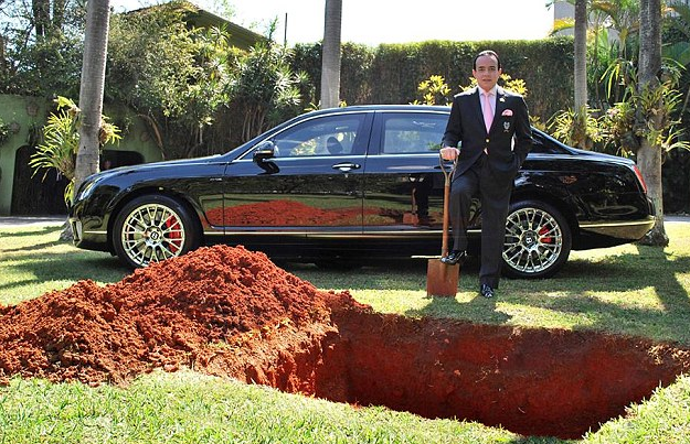 Un empresario entierra su Bentley de 370.000 euros para poder utilizarlo 'en otra vida'