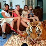 Una familia brasileña vive con 7 tigres