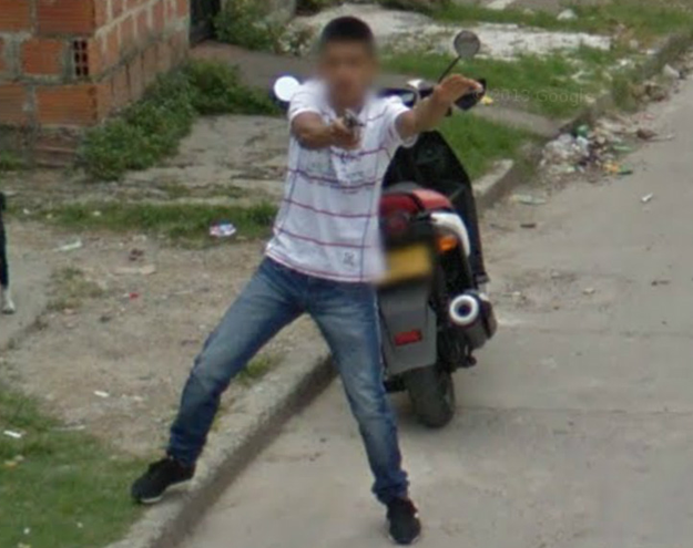 Google Street View se estrena en Colombia... y le reciben pistola en mano