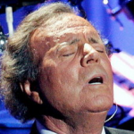 Hoy es el cumpleaños de Julio Iglesias y lo celebramos con otra recopilación de sus mejores memes