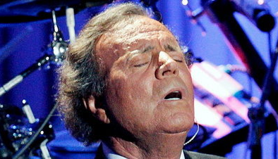 Hoy es el cumpleaños de Julio Iglesias y lo celebramos con otra recopilación de sus mejores memes