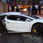Un Lamborghini Aventador de 400.000 dólares se parte en dos tras un choque