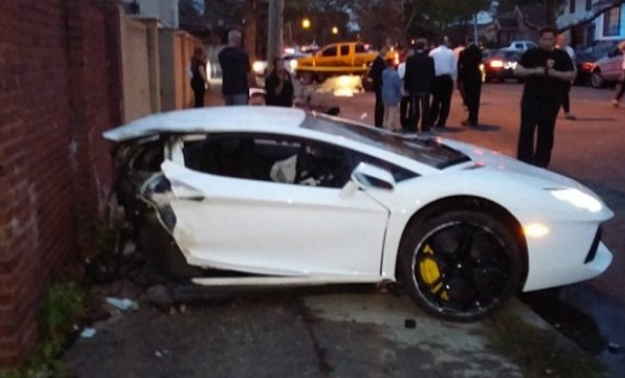 Un Lamborghini Aventador de 400.000 dólares se parte en dos tras un choque